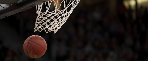 赛场窗口配图：KPL电竞直播界面，展示游戏画面与实时数据叠加